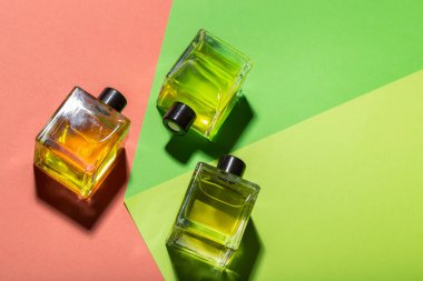 güzel renkli arka plan üzerinde parfüm şişe 