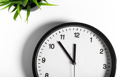 Basit klasik siyah ve beyaz yuvarlak duvar saati 