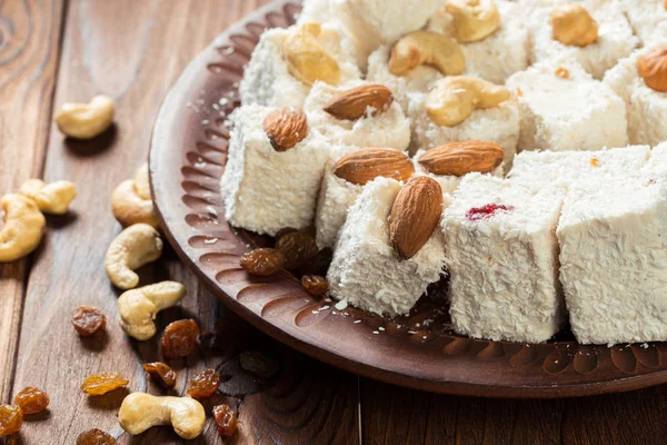 Ahşap masa üzerinde lezzetli Türk tatlılar