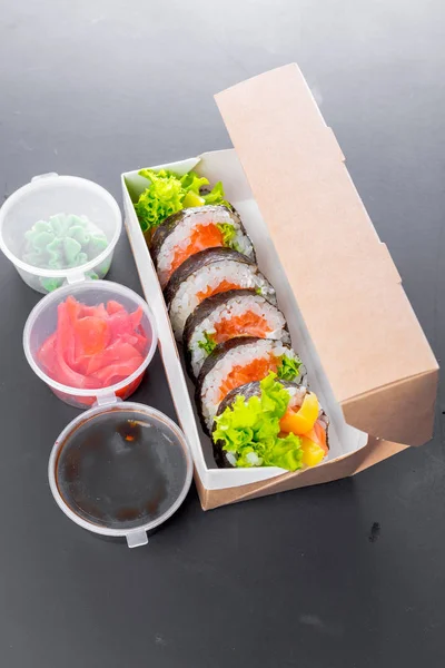 Fechar Rolos Sushi Placa Ardósia Preta — Fotografia de Stock