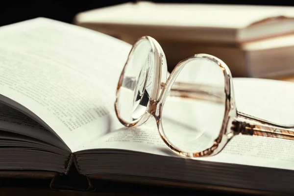 Brille Und Buch Auf Hintergrund Nahaufnahme — Stockfoto