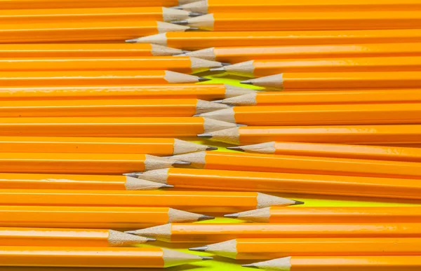 Parlak Yeşil Kağıt Arka Plan Üzerinde Renkli Kalemler — Stok fotoğraf