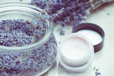 Lavanta vücut bakım ürünleri yakın çekim.