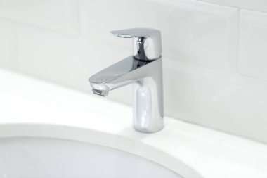 Krom vinç seramik lavabo banyo üzerinde Kapat