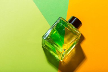 güzel renkli arka plan üzerinde parfüm şişe 