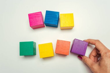 Masada tahta bloklar var.