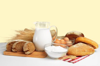 Taze pişmiş ekmek ve süt masada