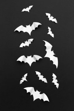 Cadılar Bayramı ve dekorasyon konsepti, kağıt yarasalar uçan