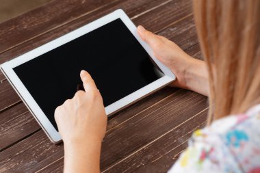 Dijital tablet, closeup tutan kadın