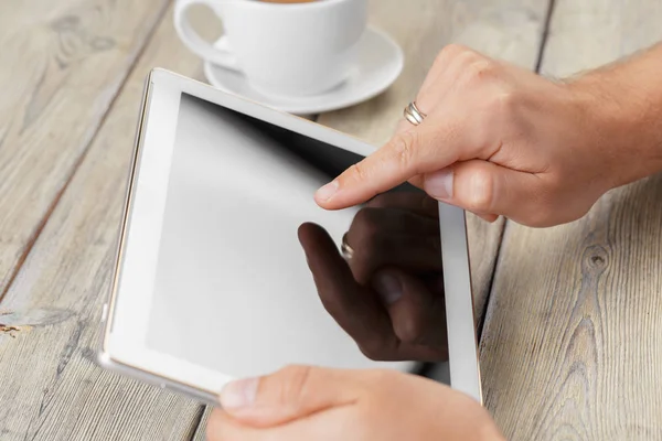 Mãos Masculinas Segurando Dispositivo Tablet Branco Sobre Mesa Espaço Trabalho — Fotografia de Stock