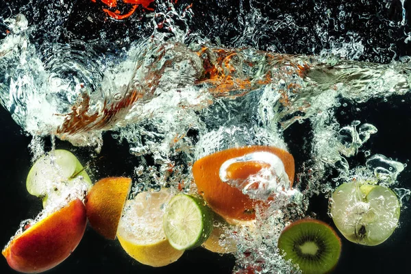 Viele Früchte Plätschern Ins Wasser — Stockfoto