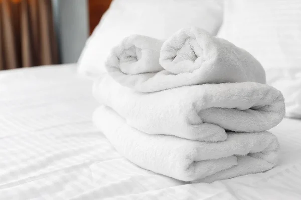 Biały Ręcznik Łóżku Pokoju Gościnnym Dla Klienta Hotelowego — Zdjęcie stockowe
