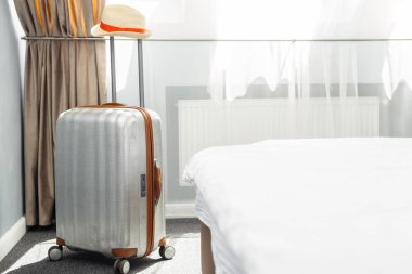 Bavul arka plan üzerinde ışık otel odasında yakın çekim