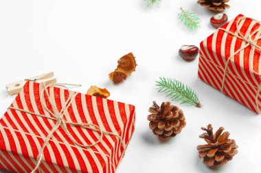 Noel hediye kutuları beyaz arka plan üzerinde koni ile dekore edilmiş