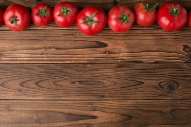 Ahşap arka plan üzerinde kırmızı olgun domates