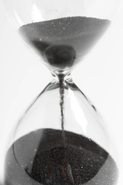 Beyaz arka plan üzerinde kum saati yakın çekim