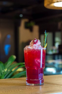 Kokteyl masanın üzerinde. Bar, Restoran