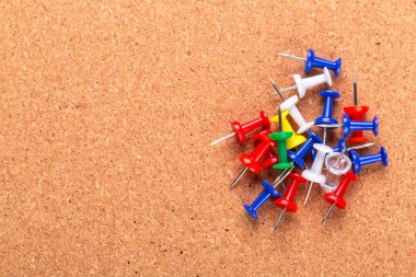 Kadar yakın PIN Yönetim Kurulu ve renkli pinler