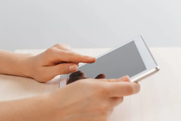 Frau Mit Digitalem Tablet Nahaufnahme — Stockfoto