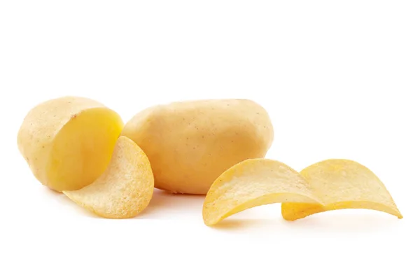 Knapperige Chips Rauwe Aardappel Geïsoleerd Witte Achtergrond — Stockfoto