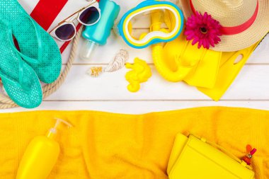 Beachwear ve aksesuar beyaz ahşap zemin üzerinde