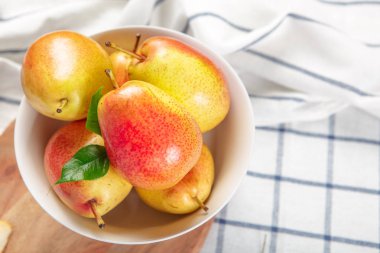 Taze organik armut masa örtüsü üzerinde yalan 