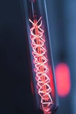 Klasik Edison ampul metin için yer ile koyu arka plan üzerinde