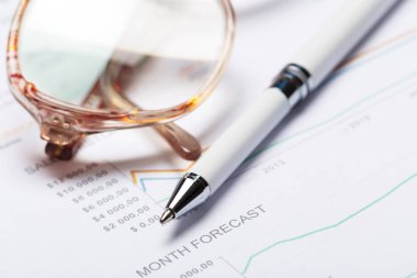 iş grafiği gösteren finansal başarı