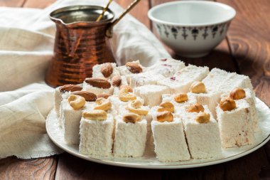 Ahşap masa üzerinde lezzetli Türk tatlılar