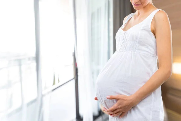 Jovem Grávida Segura Mãos Sua Barriga Inchada — Fotografia de Stock