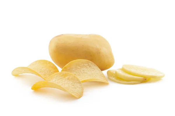 Knapperige Chips Rauwe Aardappel Geïsoleerd Witte Achtergrond — Stockfoto