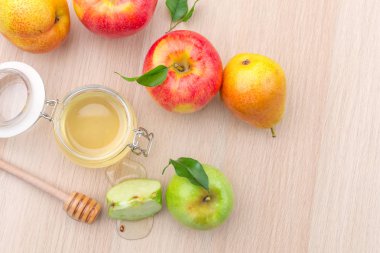 Taze bal ve ahşap masa üzerinde elma