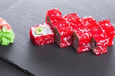 Suşi rulo siyah arduvaz plaka üzerinde Kapat.