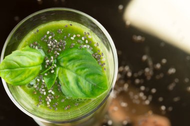 Koyu arka plan üzerinde taze yeşil yüzlü yakın çekim