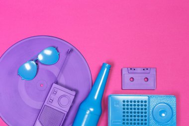 Müzik düz renkli arka plan üzerinde yatıyordu nesneleri