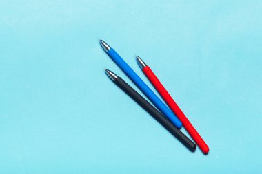 bir mavi tablo üstten görünüm, office masaüstü, ofis malzemeleri kalem