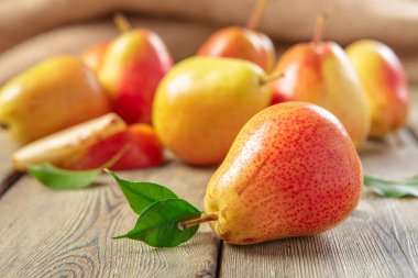 Rustik ahşap masa üzerinde olgun armut 