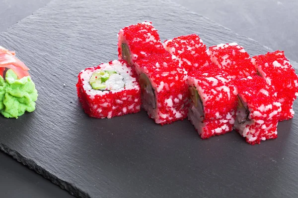 Suşi rulo siyah arduvaz plaka üzerinde Kapat.