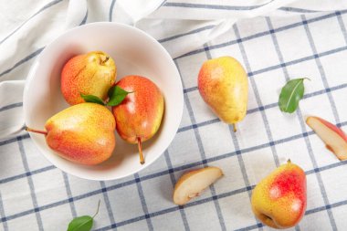 Taze organik armut masa örtüsü üzerinde yalan 