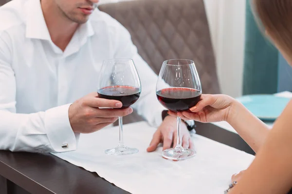 Belo Jovem Casal Com Copos Vinho Tinto Restaurante Luxo — Fotografia de Stock