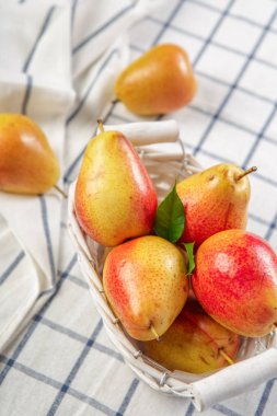 Taze organik armut masa örtüsü üzerinde yalan 