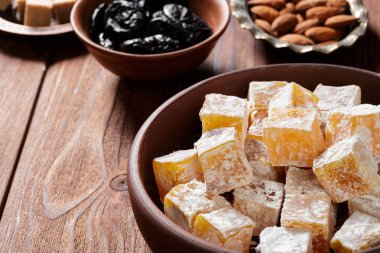 Ahşap masa üzerinde lezzetli Türk tatlılar