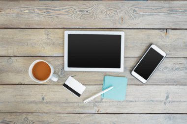 Ahşap masa üzerinde beyaz dijital tablet