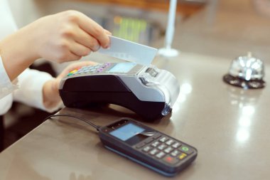 Konuk hesabı ile check-in sırasında ödeyen otel resepsiyonunda