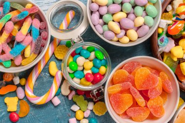 mavi arka plan üzerinde çeşitli renkli şekerler