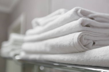 Beyaz havlu yığını