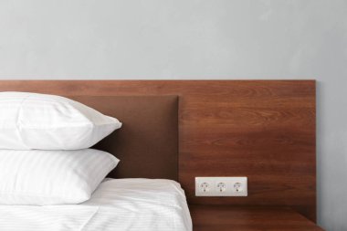 Yatak hizmetçi-up temiz beyaz yastık ve yatak örtüsü güzellik odası ile.