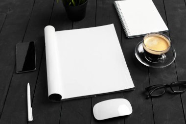 Mock-up dergi veya ahşap masa üzerinde kataloğu