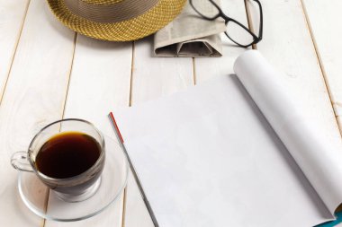 Mock-up dergi veya ahşap masa üzerinde kataloğu