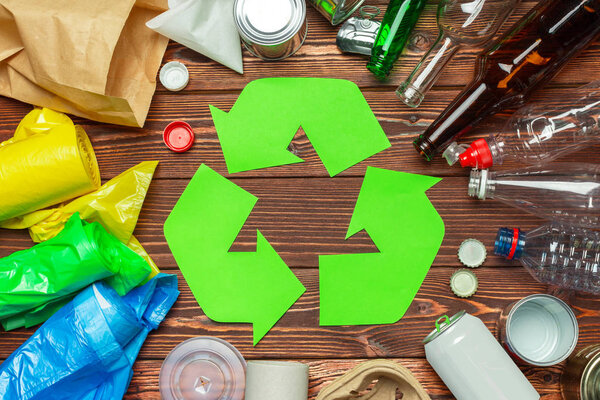 Эко-концепция с символом переработки на фоне стола вид сверху
